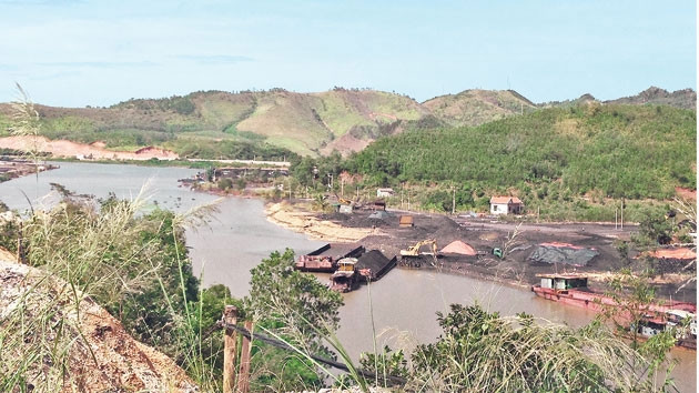 Bãi than của Ng.”Đen” trong quần thể bến bãi than lậu.