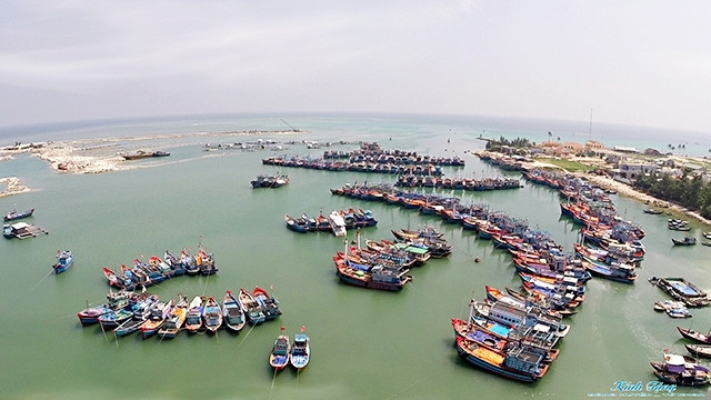 Tàu thuyền của ngư dân trên đảo Lý Sơn (Quảng Ngãi). Ảnh: LÂM TỨ KHOA