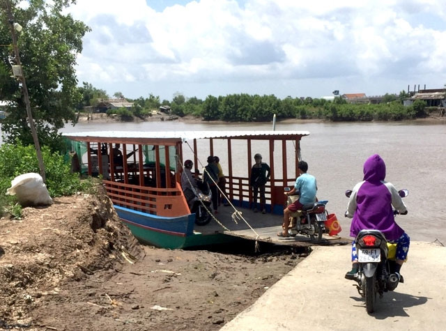 Gia đình ông Út đưa phà qua phía bến bên Bạc Liêu do gia đình ông tự ý xây dựng. Ảnh chụp vào trưa 30-8. 