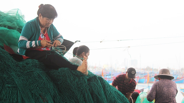 Việc vá lưới mang lại thu nhập cho những người phụ nữ ở các cảng cá.