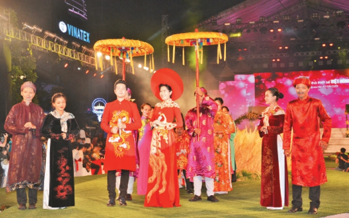 Lễ hội Áo dài được tổ chức hằng năm là một hoạt động du lịch nổi bật của thành phố. Ảnh: Mạnh Hảo