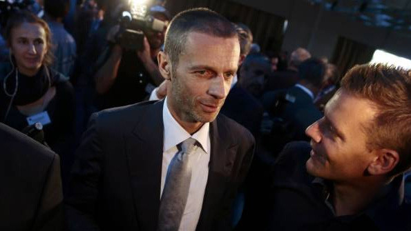 Ông Aleksander Ceferin trong vòng vây của truyền thông sau khi trúng cử chức Chủ tịch UEFA. (Ảnh: Reuters)