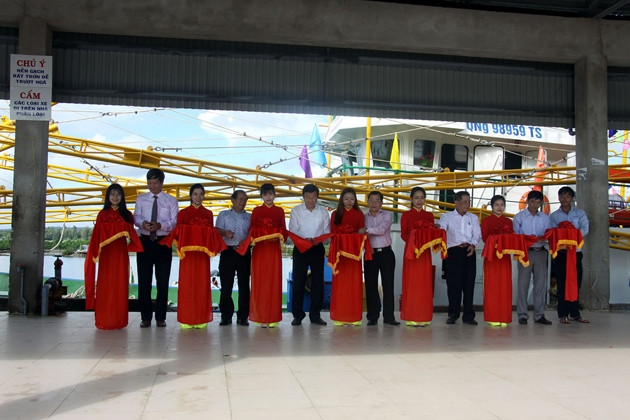 Bàn giao tàu cá vỏ thép ở Quảng Ngãi.