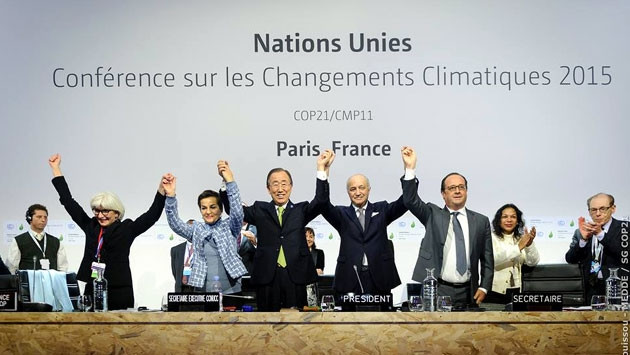 Niềm vui lãnh đạo nước chủ nhà và đoàn chủ tịch COP21 sau khi thỏa thuận Paris được thông qua vì hành tinh an toàn và xanh của 7 tỷ người. Ảnh: SG COP21.