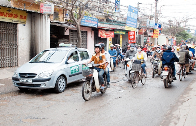 Dự án mở rộng tuyến đường Lĩnh Nam (quận Hoàng Mai) sau nhiều năm vẫn chưa thể triển khai.            Ảnh: ĐĂNG ANH