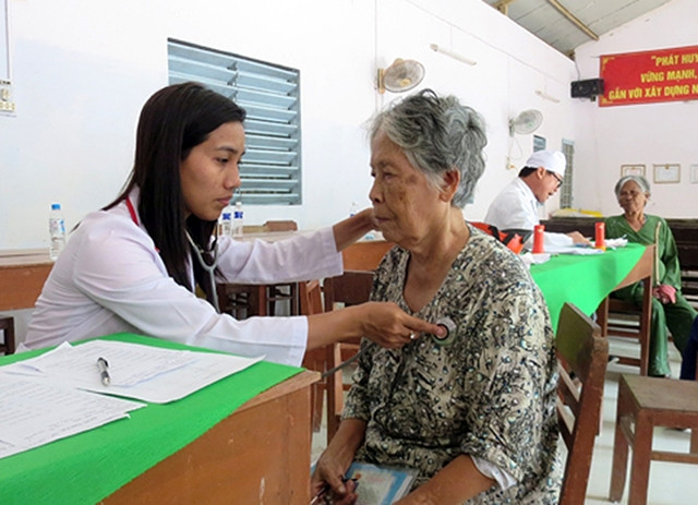 Bác sĩ Bệnh viện đa khoa huyện Thoại Sơn, tỉnh An Giang khám bệnh và cấp thuốc miễn phí cho các hộ nghèo, cận nghèo, người có hoàn cảnh khó khăn xã Vọng Thê.Ảnh: PHƯƠNG LAN