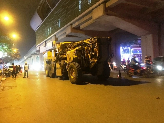 Nhà thầu huy động phương tiện cải tạo đường Nguyễn Trãi.