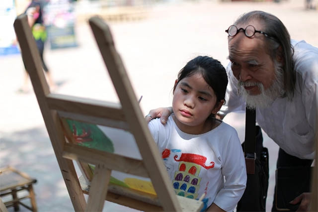 Các em học sinh trải nghiệm văn hoá truyền thống với sự hướng dẫn của các nghệ nhân, nghệ sĩ.