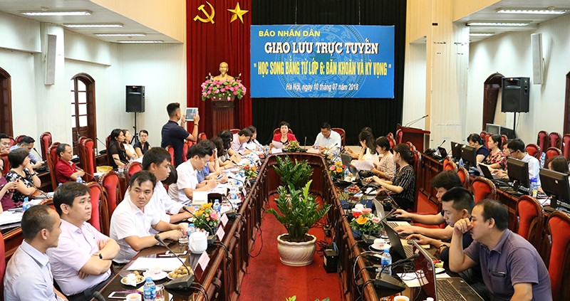 Giao lưu trực tuyến “Học song bằng từ lớp 6: Băn khoăn và kỳ vọng”