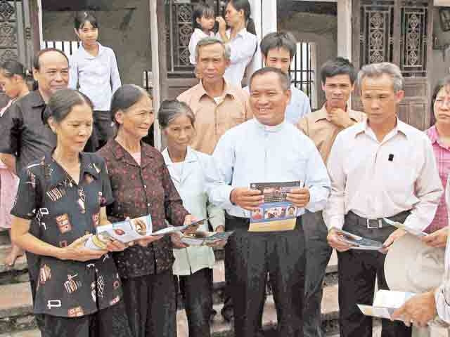 Linh mục Anton Đoàn Minh Hải trò chuyện với bà con giáo dân về ý nghĩa cao đẹp của việc hiến giác mạc. Ảnh: TL