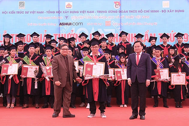 Các thành viên Ban Tổ chức trao Giải thưởng Loa Thành tặng các sinh viên tại buổi lễ.