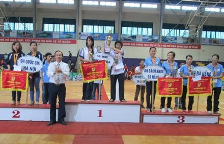 Trao giải đồng đội nữ bóng bàn.