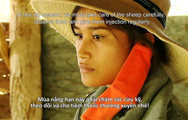 “… gia đình nhỏ ấy đã kiên nhẫn cho phép tôi đồng hành suốt ba năm trời…” (Cảnh phim Cuộc di cư của bầy cừu).