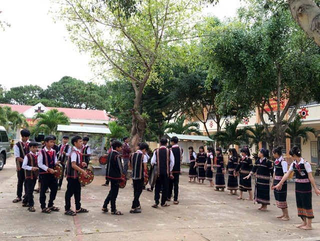 Học sinh Trường THCS dân tộc nội trú huyện Mang Yang (Gia Lai) trong giờ tập văn nghệ.