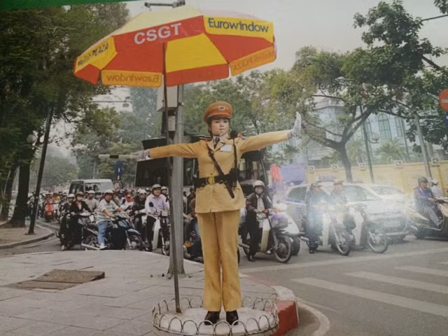 Thượng úy Nguyễn Thu Giang trong một ca trực.