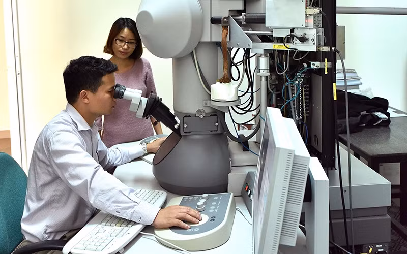 Tăng nhanh số lượng đào tạo và quy mô sinh viên khiến cho mạng lưới cơ sở giáo dục đại học hiện nay tồn tại không ít bất cập. Trong ảnh: Nghiên cứu khoa học tại phòng thí nghiệm của Viện Tiên tiến kho