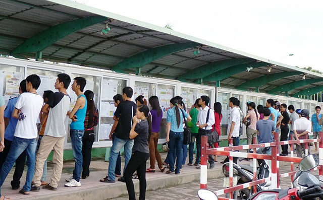 Nhiều công nhân khát việc làm, xem thông tin tuyển dụng ở KCN Bắc Thăng Long (Hà Nội).