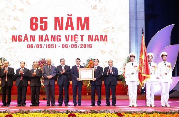 Thủ tướng Nguyễn Xuân Phúc trao Huân chương Hồ Chí Minh tặng Ngân hàng Nhà nước Việt Nam. 