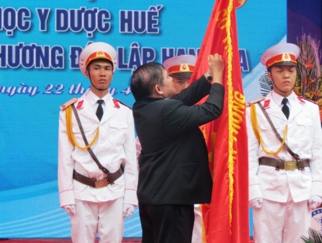 Thứ trưởng Bộ Giáo dục và Đào tạo Bùi Văn Ga trao Huân chương Độc lập hạng ba cho Trường Đại học Y Dược Huế.