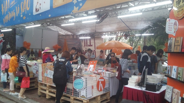 Sách, truyện góp phần hình thành tính cách, nhân cách cho người đọc, nhất là trẻ em. Trong ảnh: Ngày hội sách tổ chức tại Công viên Thống Nhất (Hà Nội).