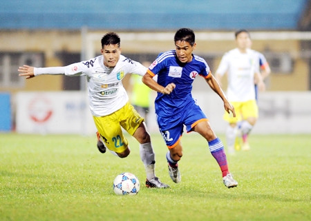 Pha tranh bóng của cầu thủ hai đội Hà Nội T&T và Than Quảng Ninh. Ảnh: TRẦN HẢI