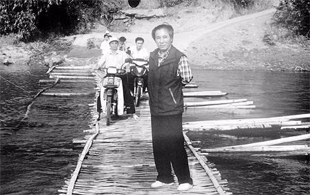 Nhà báo Hoàng Huy trong chuyến công tác về Sông Mã (xã Chiềng Khoang, huyện Sông Mã, Sơn La) tháng 12-2004. Ảnh: QUẾ ĐÌN