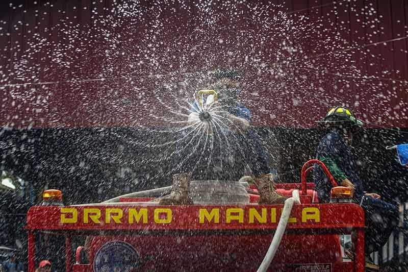 Lực lượng khử trùng tại thành phố Manila, thủ đô đầu tiên tại Đông - Nam Á áp dụng lệnh phong tỏa để ngăn chặn Covid-19 (Ảnh: AP)