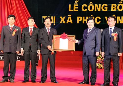 Ông Trịnh Đình Dũng trao Quyết định cho lãnh đạo thị xã Phúc Yên. Ảnh: Internet