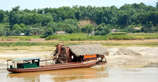 Một tàu khai thác khoáng sản nằm cạnh điểm sạt lở.