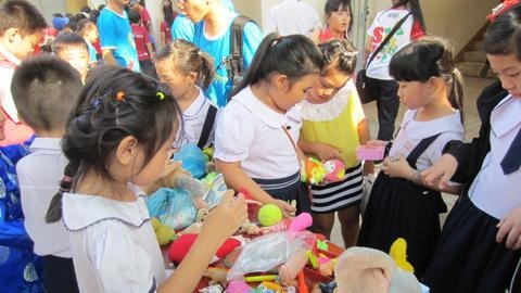 Các hoạt động chia sẻ giữa các em học sinh cũng là một hình thức giáo dục kỹ năng.