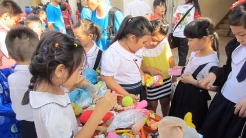 Các hoạt động chia sẻ giữa các em học sinh cũng là một hình thức giáo dục kỹ năng.