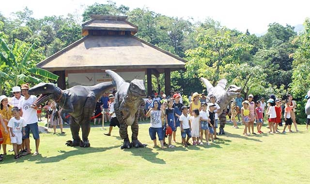Trẻ em vui chơi trong công viên khủng long- khu du lịch Núi Thần Tài - Đà Nẵng.