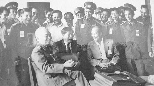 Đại tướng Võ Nguyên Giáp đến dự và chung vui với Đoàn đại biểu quân sự tỉnh, trong đó có ông Nguyễn Thanh Hà và một số đồng đội, tại Đại hội Đảng bộ tỉnh Bình Trị Thiên năm 1986. (Ảnh tư liệu do gia đ