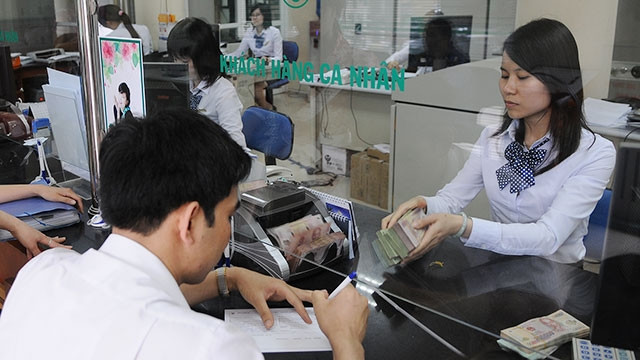 Lãi suất cho vay được các ngân hàng thương mại Nhà nước điều chỉnh giảm thêm 0,5% đối với các lĩnh vực ưu tiên. Ảnh: NG.NAM