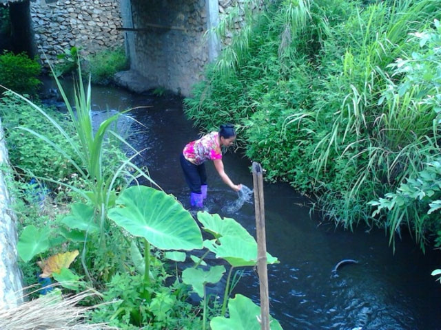 Người dân bất bình trong một lần Công ty cổ phần Gang thép Cao Bằng xả thải.