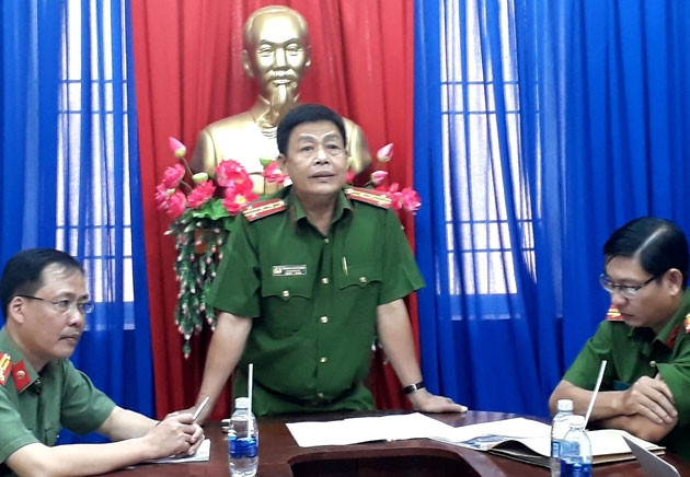 Đại tá Trương Ngọc Danh (đứng) cung cấp thông tin việc bắt giam bà Mai vào cuối giờ chiều 17-12. 