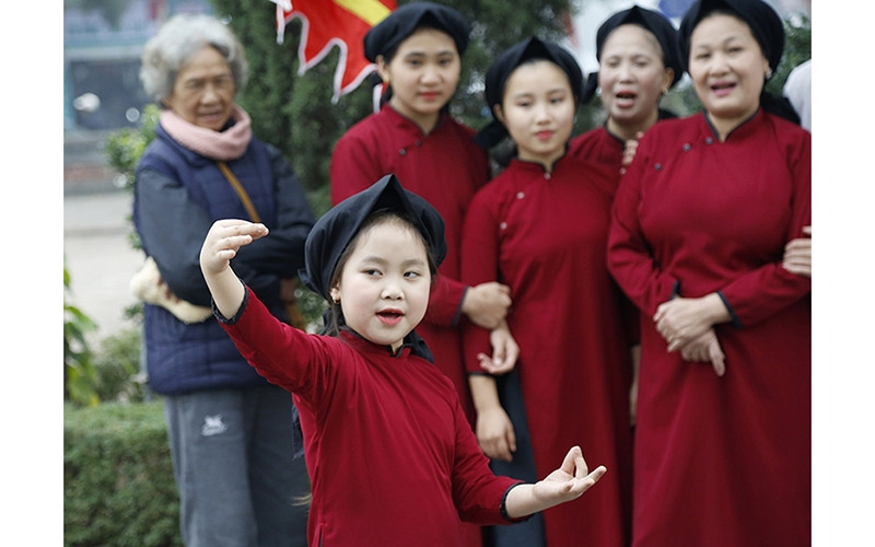 Xoan nhí Như Quỳnh (6 tuổi) trình diễn. Ảnh: Anh Quân.