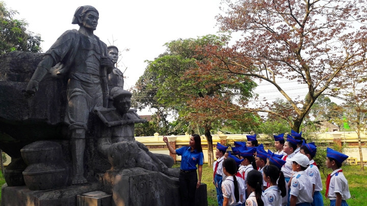 Cô giáo và học sinh Trường tiểu học thị trấn Cẩm Xuyên (Hà Tĩnh) tìm hiểu về thân thế, sự nghiệp của Tổng Bí thư Hà Huy Tập.