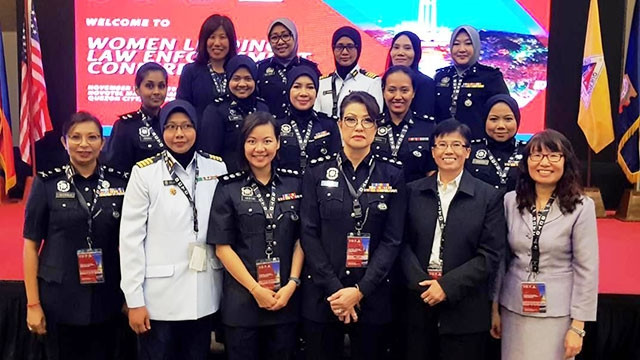 Bà Normah Ishak (thứ hai, phải sang) và một số nữ sĩ quan an ninh Malaysia. Ảnh: SARAWAK PRESS DAILY