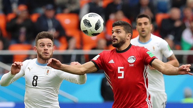 Nỗ lực phòng ngự của Ai Cập bị phá hỏng bởi bàn thắng ở phút cuối cùng của Jose Gimenez. (Ảnh: ntv.ru)