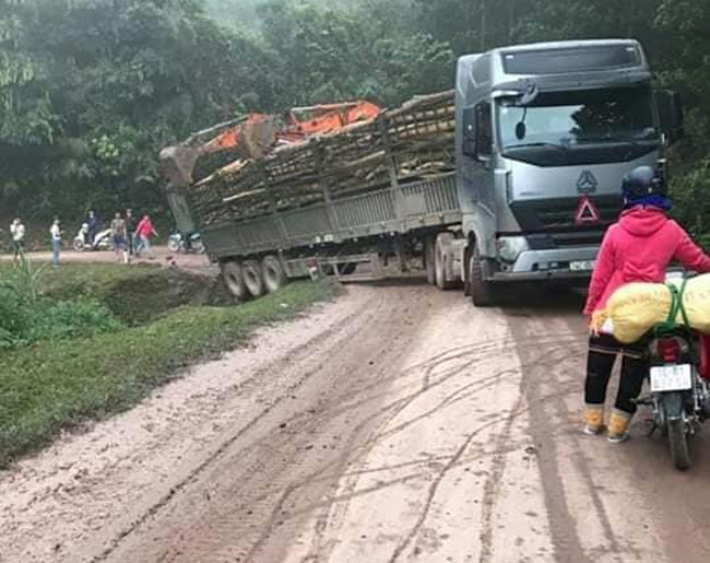 Do đường nhỏ hẹp, cua gấp, trơn trượt nên chiếc này này bị rệ xuống bên đường, gây ắc tắc giao thông.