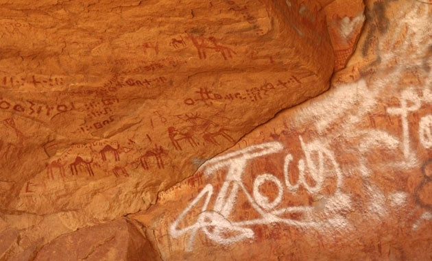 Một bức vẽ đã bị sơn phun đè lên.