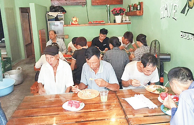 Người lao động nghèo ăn trưa tại quán cơm cô Ba.