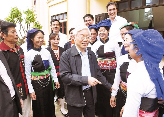 Tổng Bí thư Nguyễn Phú Trọng với cán bộ, nhân dân xã Võ Miêu, huyện Thanh Sơn, tỉnh Phú Thọ.             Ảnh: TRÍ DŨNG (TTXVN)