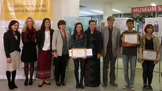 Tác giả Xuân Lan (áo kẻ) nhận thưởng tại lễ trao giải Cuộc thi vẽ tranh hý họa về bình đẳng giới.