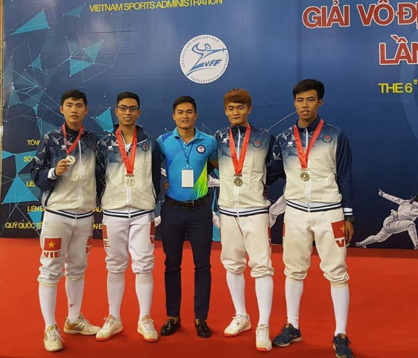 Các nam kiếm thủ Việt Nam rạng rỡ với tấm HCB nội dung kiếm chém đồng đội.