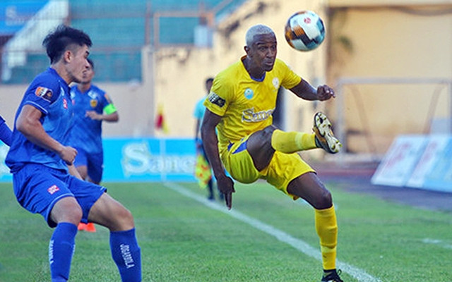 Cầu thủ Ô-li-vê-ra (áo vàng), đội S.Khánh Hòa lập cú đúp vào lưới đội bóng cũ Quảng Nam. Ảnh: BÁ DUY