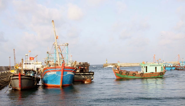 Tàu đánh cá của ngư dân đang khẩn trương về tránh bão số 4 trong âu tàu Bạch Long Vĩ.