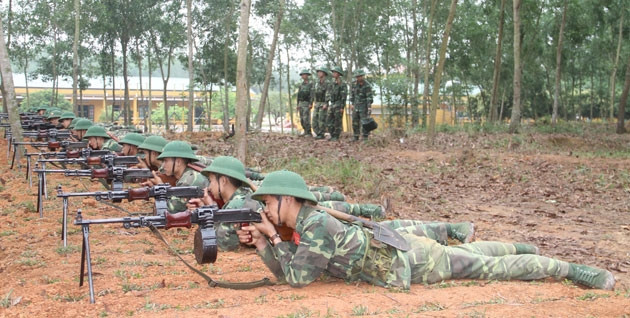 Chiến sĩ Đoàn Cao Vân huấn luyện trên thao trường.