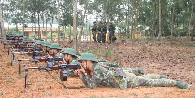 Chiến sĩ Đoàn Cao Vân huấn luyện trên thao trường.